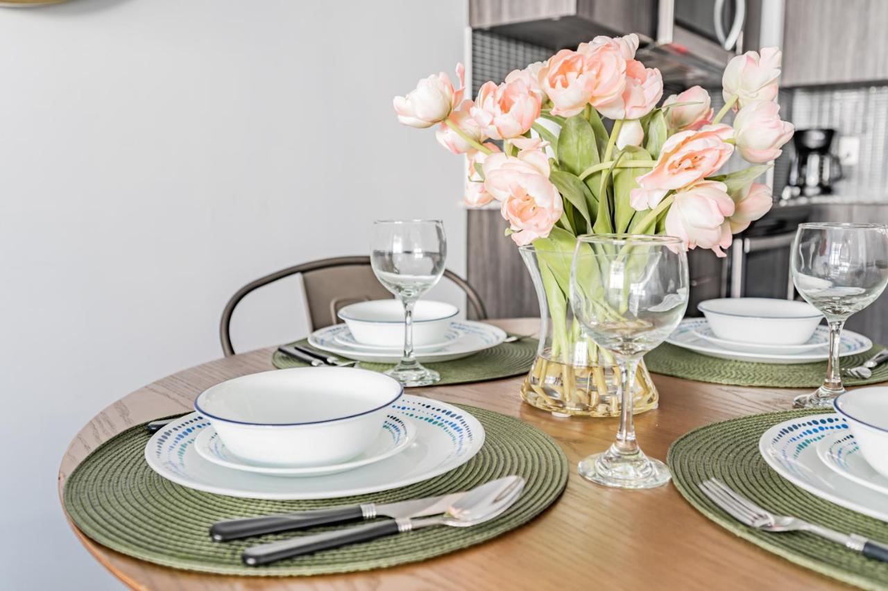 Condo In Parklawn & Lake Shore With Free Parking Close To Airport Toronto Bagian luar foto