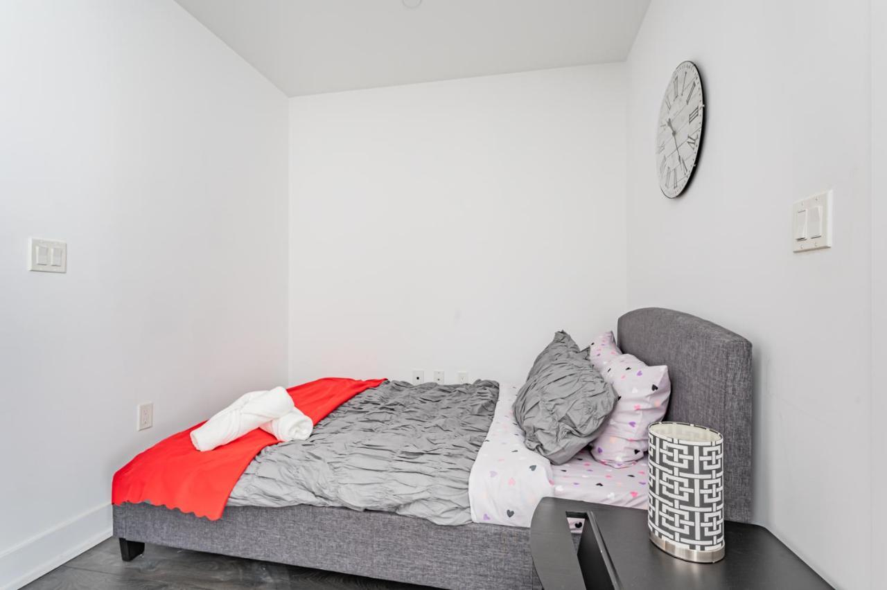 Condo In Parklawn & Lake Shore With Free Parking Close To Airport Toronto Bagian luar foto
