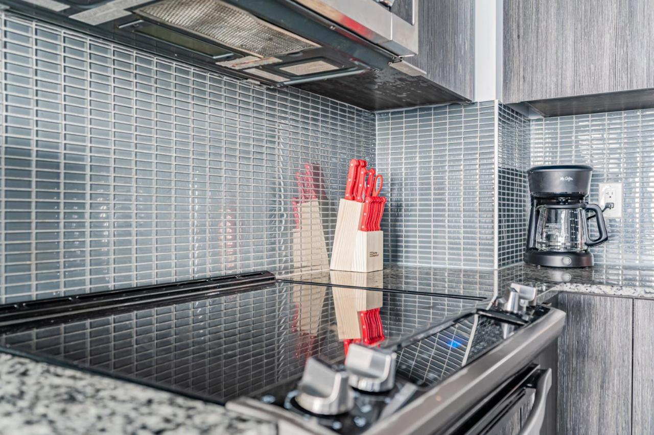 Condo In Parklawn & Lake Shore With Free Parking Close To Airport Toronto Bagian luar foto