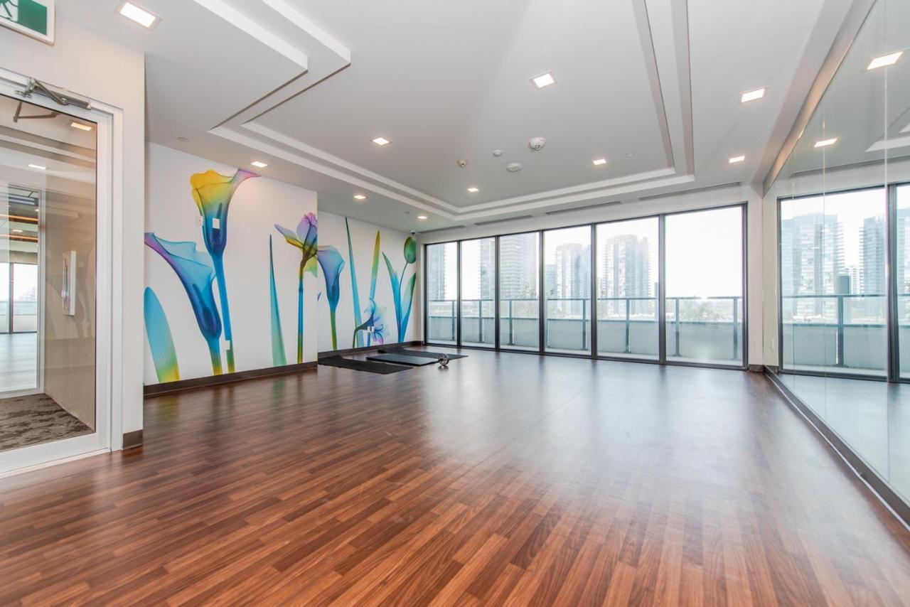 Condo In Parklawn & Lake Shore With Free Parking Close To Airport Toronto Bagian luar foto