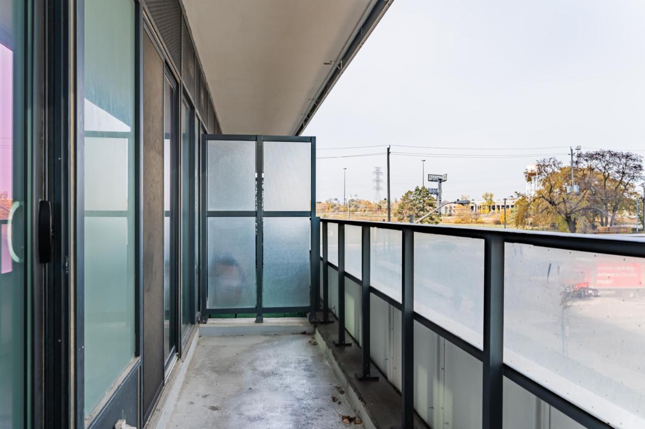 Condo In Parklawn & Lake Shore With Free Parking Close To Airport Toronto Bagian luar foto