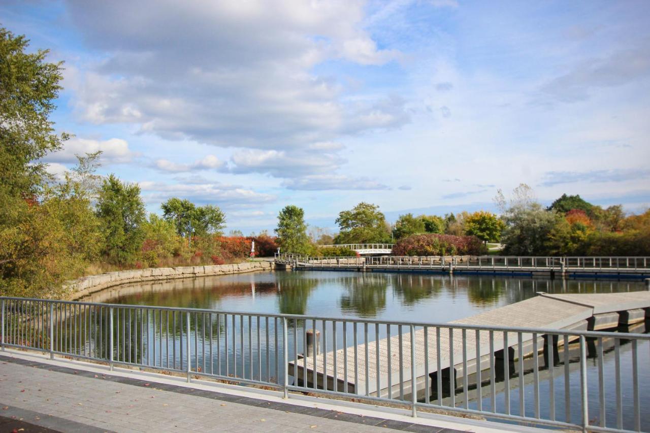 Condo In Parklawn & Lake Shore With Free Parking Close To Airport Toronto Bagian luar foto