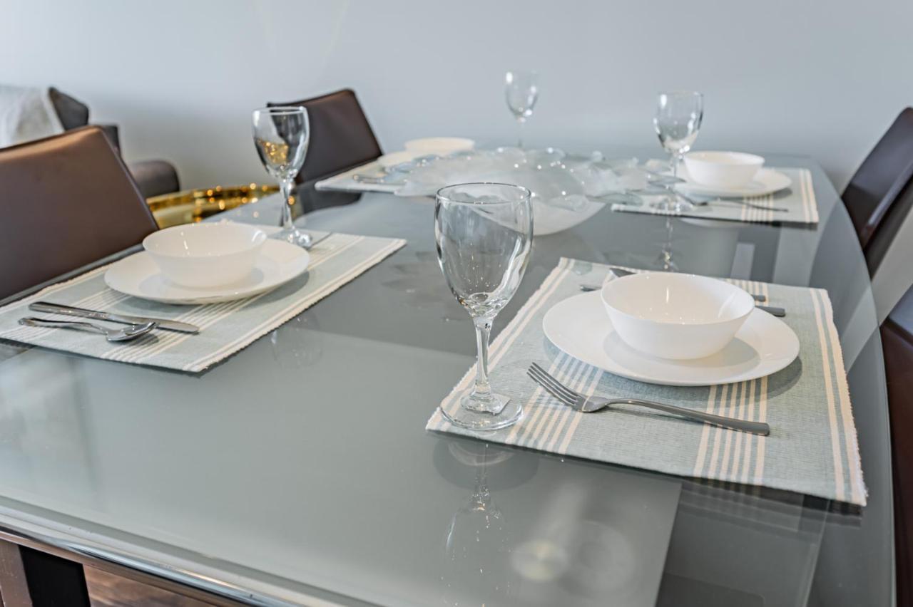 Condo In Parklawn & Lake Shore With Free Parking Close To Airport Toronto Bagian luar foto