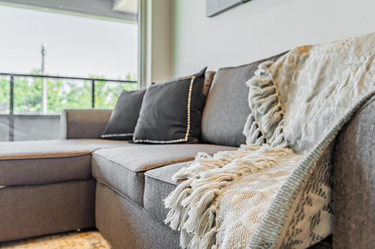 Condo In Parklawn & Lake Shore With Free Parking Close To Airport Toronto Bagian luar foto
