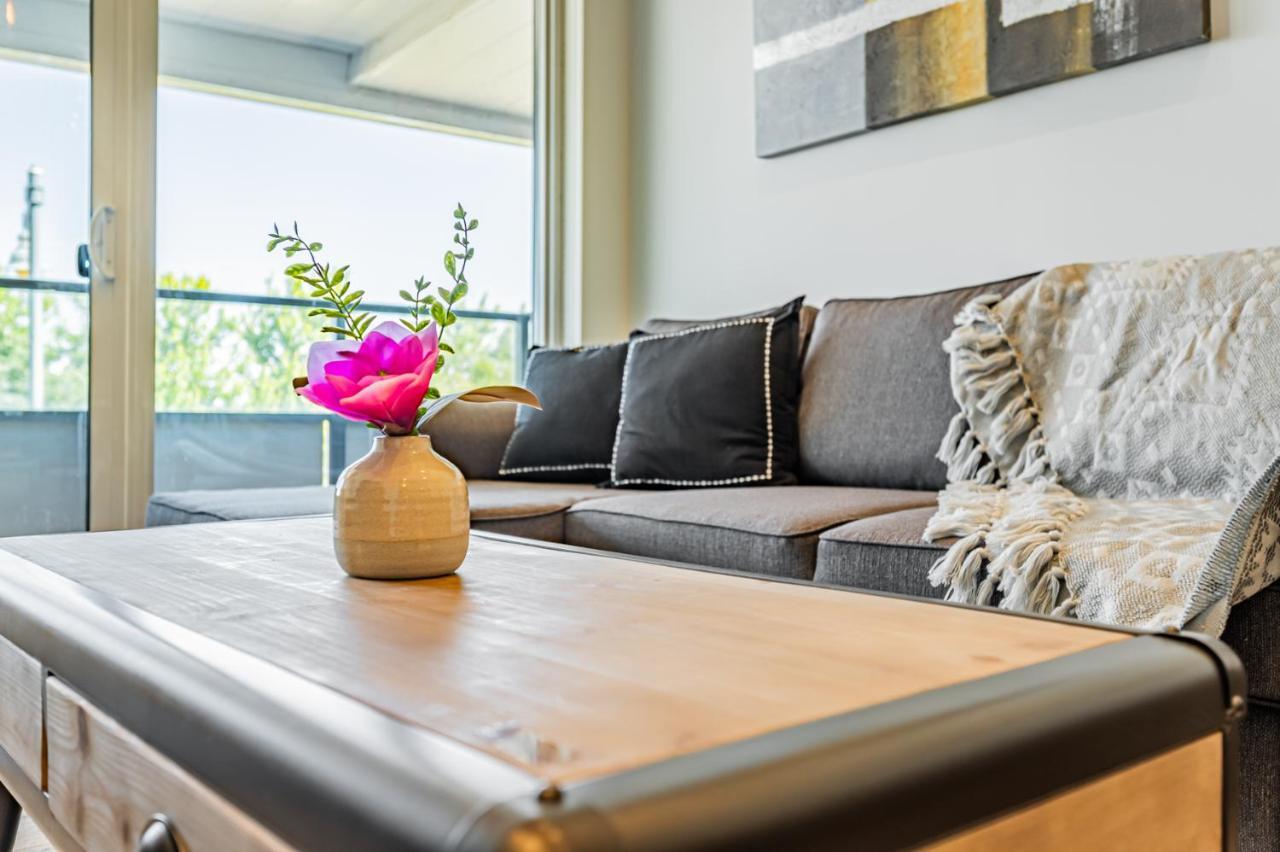 Condo In Parklawn & Lake Shore With Free Parking Close To Airport Toronto Bagian luar foto
