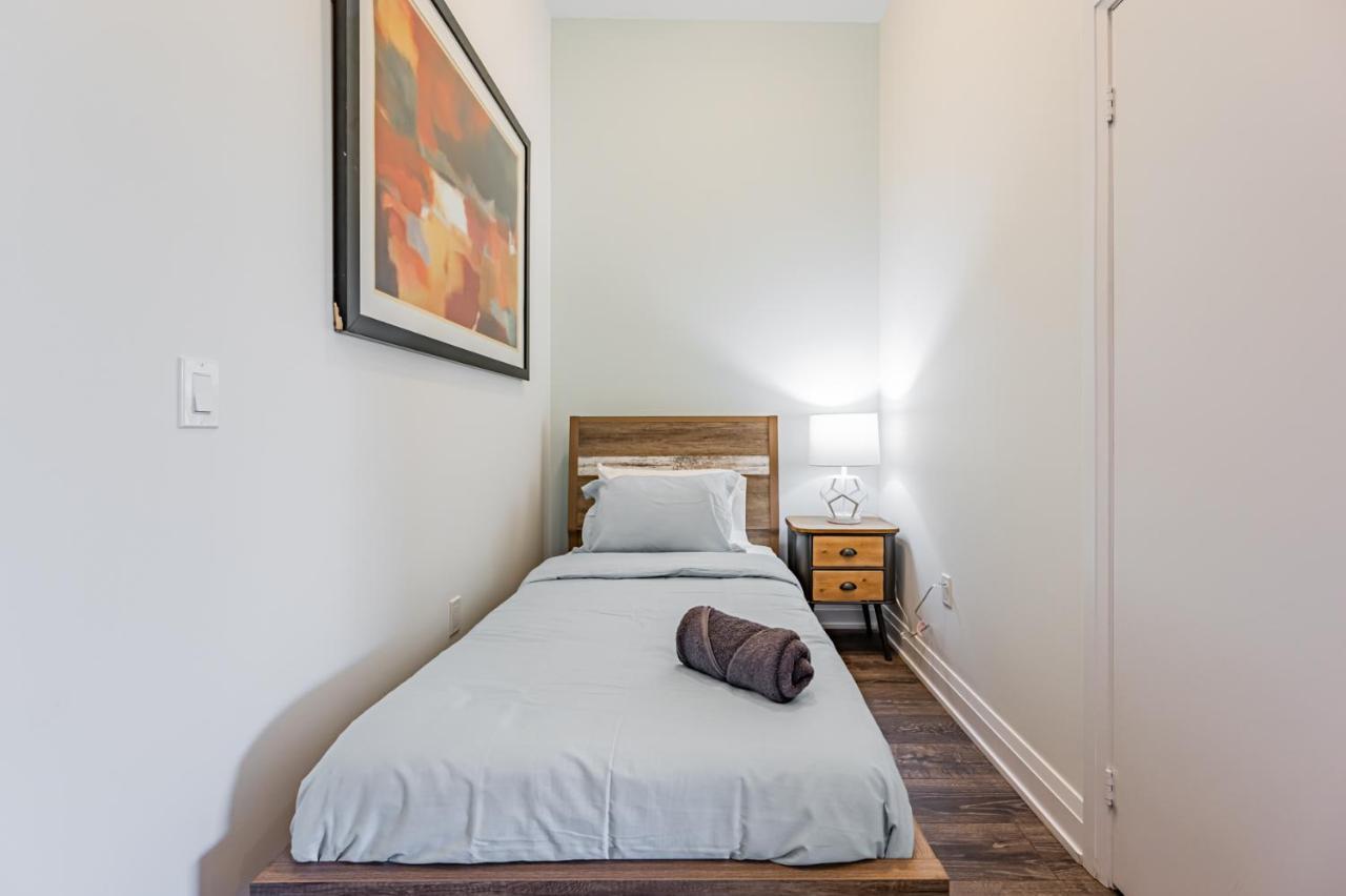 Condo In Parklawn & Lake Shore With Free Parking Close To Airport Toronto Bagian luar foto