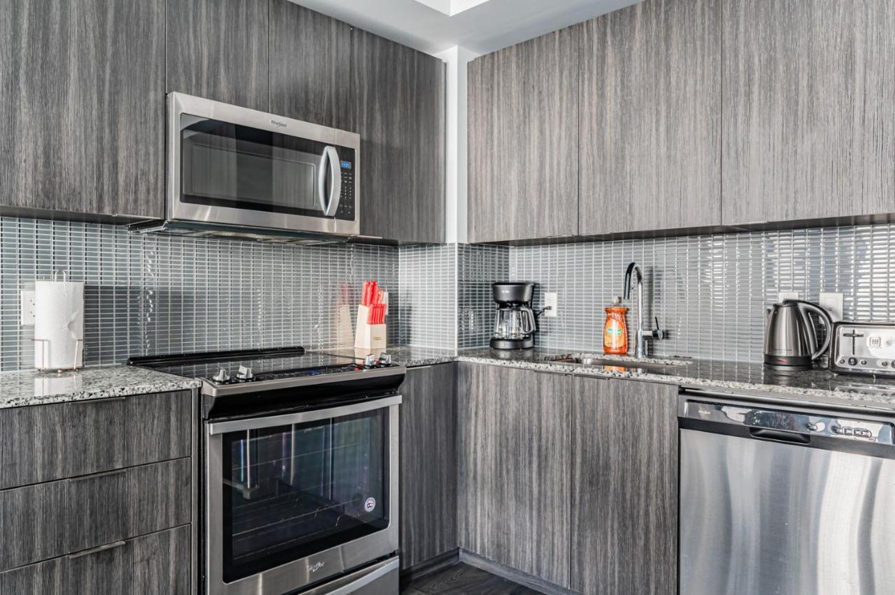 Condo In Parklawn & Lake Shore With Free Parking Close To Airport Toronto Bagian luar foto