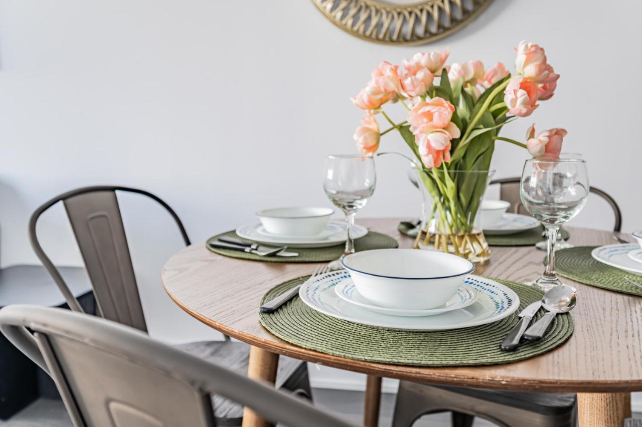 Condo In Parklawn & Lake Shore With Free Parking Close To Airport Toronto Bagian luar foto