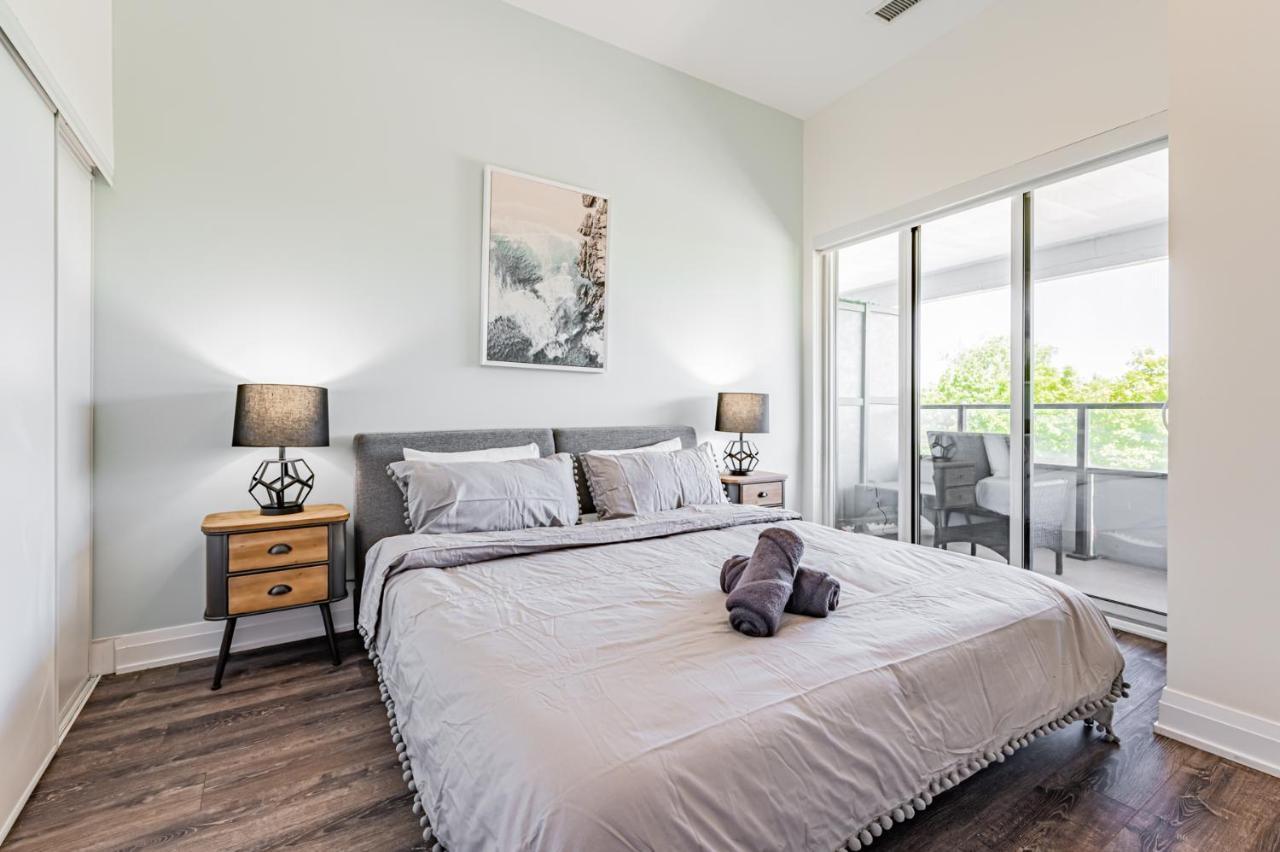Condo In Parklawn & Lake Shore With Free Parking Close To Airport Toronto Bagian luar foto