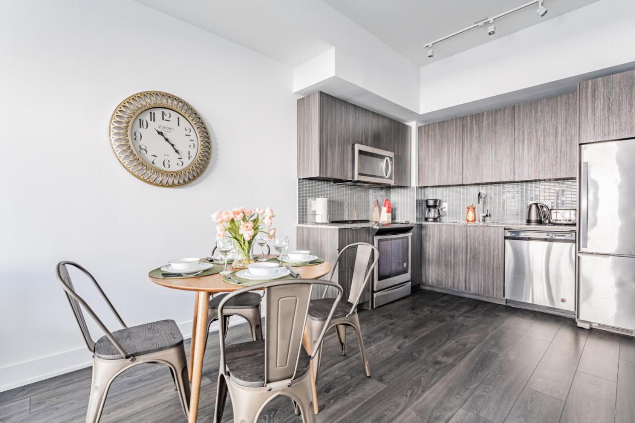 Condo In Parklawn & Lake Shore With Free Parking Close To Airport Toronto Bagian luar foto