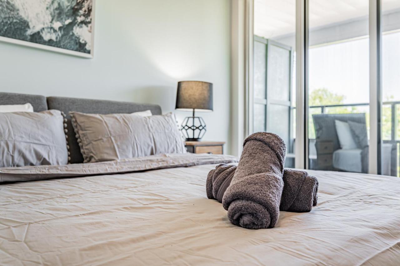 Condo In Parklawn & Lake Shore With Free Parking Close To Airport Toronto Bagian luar foto