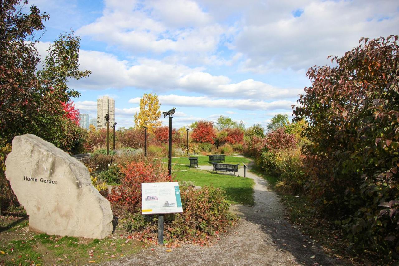 Condo In Parklawn & Lake Shore With Free Parking Close To Airport Toronto Bagian luar foto