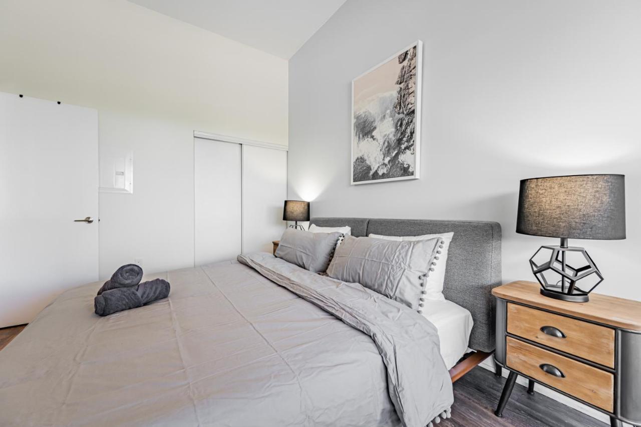 Condo In Parklawn & Lake Shore With Free Parking Close To Airport Toronto Bagian luar foto