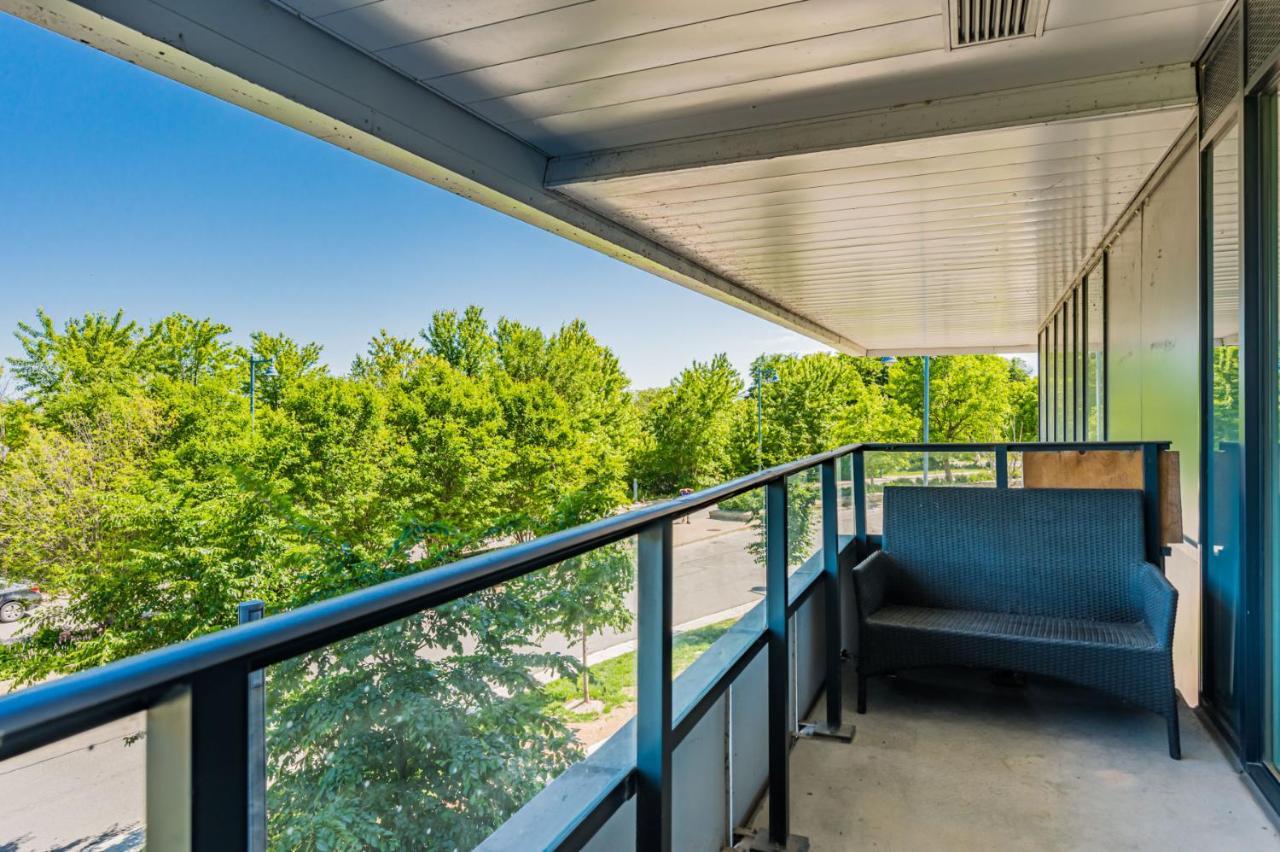 Condo In Parklawn & Lake Shore With Free Parking Close To Airport Toronto Bagian luar foto