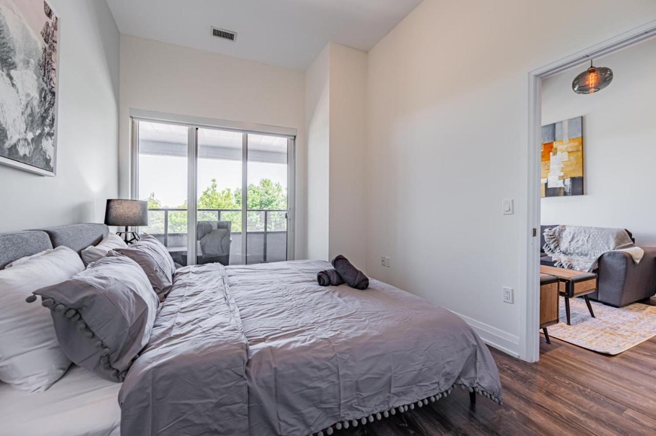 Condo In Parklawn & Lake Shore With Free Parking Close To Airport Toronto Bagian luar foto