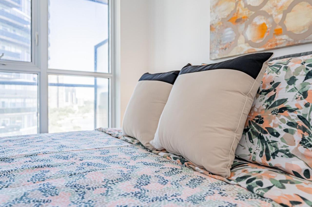 Condo In Parklawn & Lake Shore With Free Parking Close To Airport Toronto Bagian luar foto