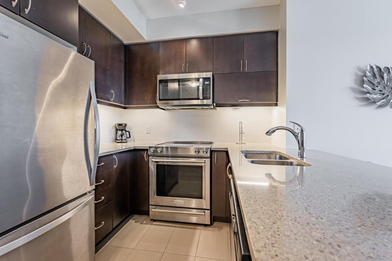 Condo In Parklawn & Lake Shore With Free Parking Close To Airport Toronto Bagian luar foto