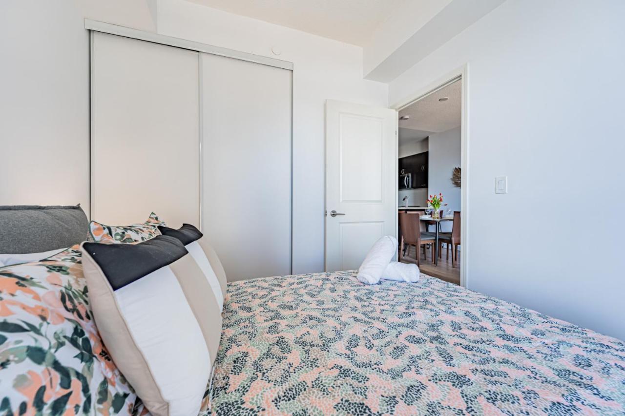 Condo In Parklawn & Lake Shore With Free Parking Close To Airport Toronto Bagian luar foto