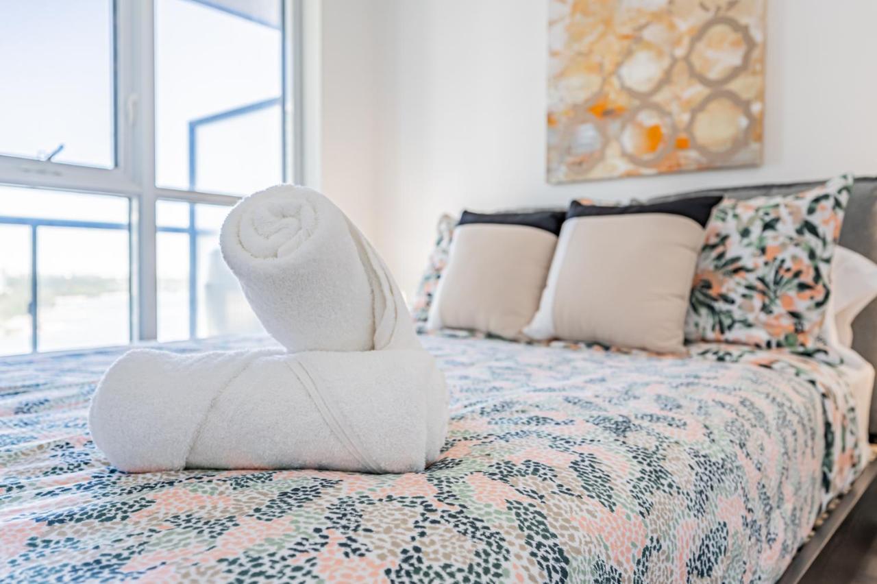 Condo In Parklawn & Lake Shore With Free Parking Close To Airport Toronto Bagian luar foto